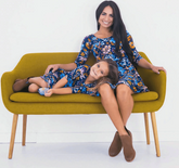 Robe mère fille bleu avec des fleurs